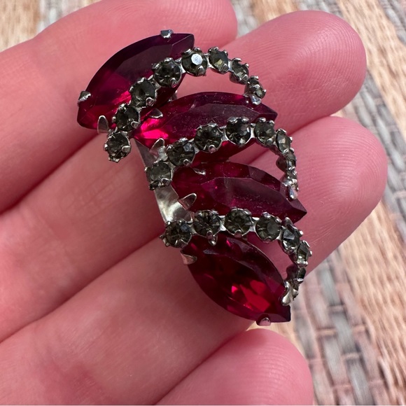 Weiss Red Rhinestone Vintage Clip on Silver-tone Earrings/Ear Bobs - Picture 8 of 9
